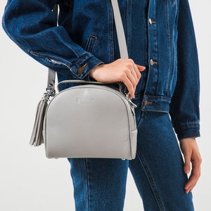 Petit sac à bandoulière pour femmes, sac de bureau pour dames, sac pour femmes en cuir gris clair, sac à main à bandoulière pour femmes