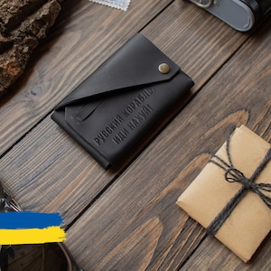 Párate con Ucrania / buque de guerra ruso, vete a la mierda, billetera de cuero pequeña, billetera minimalista marrón, titular de tarjetas de crédito, billetera para hombres