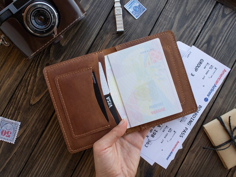 Porte-passeport en cuir brun, couverture de passeport personnalisée, cadeau de passeport, cadeau de voyageur pour hommes et femmes, portefeuille de passeport en cuir image 2