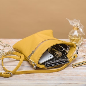 Petit sac à bandoulière en cuir - Sac à main porté épaule pour femme - Sac messager en cuir avec fermeture à glissière - Style tendance pour un usage quotidien image 4