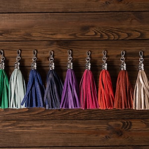 Borla de cuero, Accesorio de bolso, Borla de llavero, Bag de cuero de 70 coloresTallar de cobre, Regalo para ella, Regalo personalizado, Regalo de aniversario