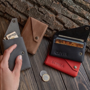 Personalisierte zweifache Brieftasche mit Initialen, kurze Brieftasche aus echtem Leder, Ausweishalter, Brieftasche für die Vordertasche, personalisiertes Geschenk für ihn oder sie