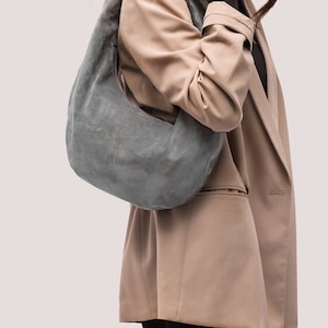 Suède hobo tas lederen hobo tas grijze suède portemonnee middellange schoudertas in grijs suède mode damestas raunded tas cadeau voor haar afbeelding 3