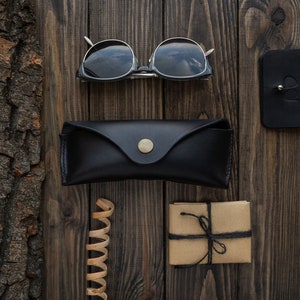 Personalized Leather Sunglasses Case, Leather Holder For Eyeglasses, Custom Sunglasses Case With Initials, Travel case for sunglasses