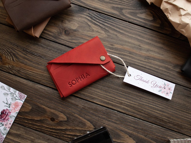 Gepersonaliseerde slanke portemonnee met initialen, rood lederen korte portemonnee, creditcards portemonnee, voorvak portemonnee afbeelding 1