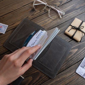 Porte-passeport en cuir brun, couverture de passeport personnalisée, cadeau de passeport, cadeau de voyageur pour hommes et femmes, portefeuille de passeport en cuir image 10