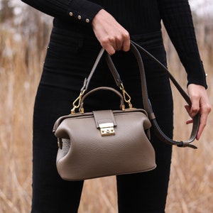 LEATHER DOCTOR BAG Modern Lady Bag Soft Taupe Leather Crafted Doctor Style Handbag Cross Body Bag Women Accessories Travel Purse zdjęcie 4