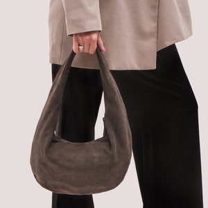 Sac hobo en daim - sac hobo en cuir - sac à main en daim marron - sac fourre-tout en daim marron foncé - sac tendance pour femme - sac en cuir souple - cadeau pour elle