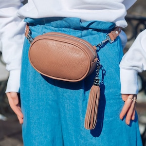 Beige hip bag leather, belt bag fringe, belt bags women, fanny packs for women, sac banane cuir femme, waist bag crossbody, leather belt bag