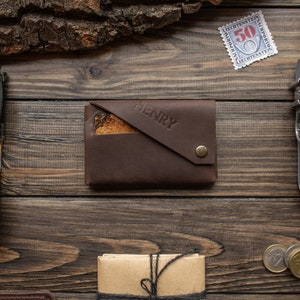 Petit portefeuille en cuir avec initiales, Portefeuille marron minimaliste, Porte-cartes de crédit, Portefeuille pour homme, Portefeuille gravé, Portefeuille à deux volets