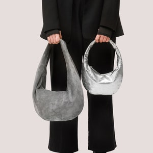 Suède hobo tas lederen hobo tas grijze suède portemonnee middellange schoudertas in grijs suède mode damestas raunded tas cadeau voor haar afbeelding 4