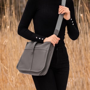 Bolso bandolera pequeño de cuero, bolso gris mujer, bolso bandolera de cuero suave, bolso bandolera, bolso de cuero italiano, bolso mensajero