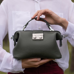 Sac cartable en cuir - sac de médecin - sac vintage vert foncé en cuir artisanal - sac de voyage de luxe en bandoulière cadeau pour femme