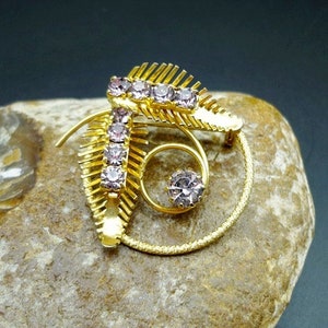 Vintage Infinity Circle Fern Leaf Purple Rhinestone Brooch, Vintage Pins, Infinity Brooch, Gold Tone Brooch, Circle Pin, Purple Brooch