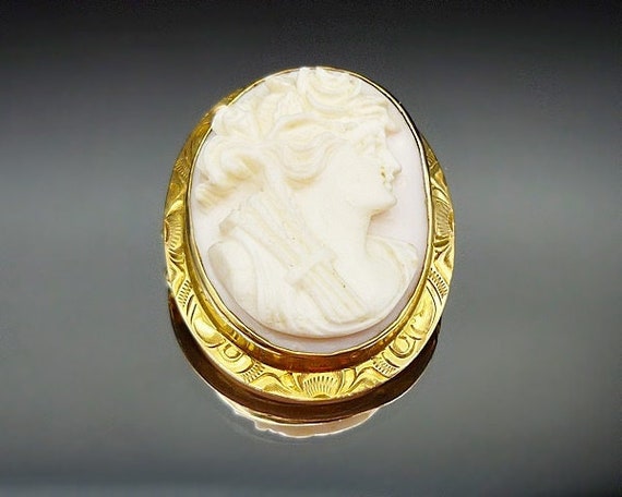 Vintage 10KT Hand Carved Pink Conch Shell Cameo B… - image 1