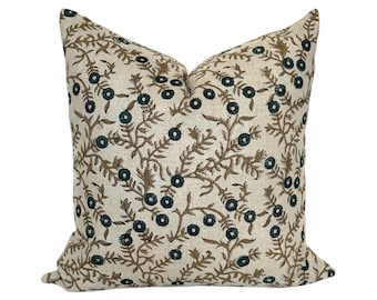 Peut inclure: Coussin carré avec un fond crème et un motif floral répété. Le motif présente des fleurs bleu foncé et des tiges et feuilles marron, créant un thème naturel et botanique.