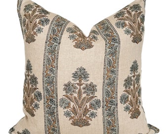 Peut inclure: Un coussin en lin beige avec un motif floral dans les tons bleus et bruns. Le motif présente des rayures verticales avec un motif floral répétitif.