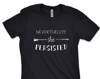 Néanmoins, elle a persisté dans les tailles de chemise hommes ou de dames - Chemise des droits des femmes - t-shirt féministe Elizabeth Warren - Chemise empowered Women