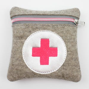 Erste-Hilfe-Täschchen Wollfilz braungrau/neonpink 14,5 x 14,5 cm