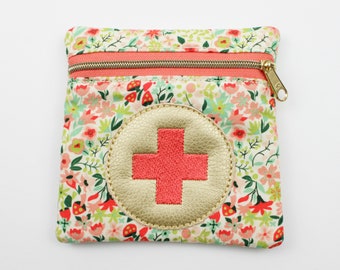 First aid bag flowers salmon pink/gold 11 x 11 cm