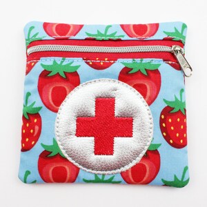 Erste-Hilfe-Täschchen Erdbeeren hellblau/rot 11x11 cm