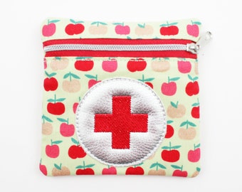 First aid kit apples light green/red 11 x 11 cm