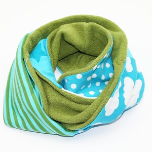 Könnte beinhalten: Ein grüner, blauer und weißer gestreifter Infinity-Schal mit weichem, flauschigem Futter. Der Schal ist aus Baumwolle und perfekt, um sich im Winter warm zu halten.