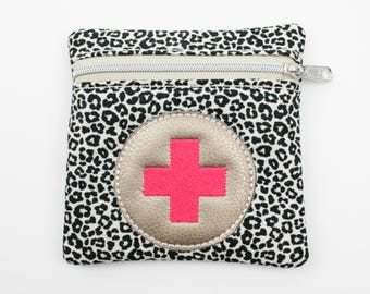 Erste-Hilfe-Täschchen Leoprint schwarz/neonpink 11x11 cm