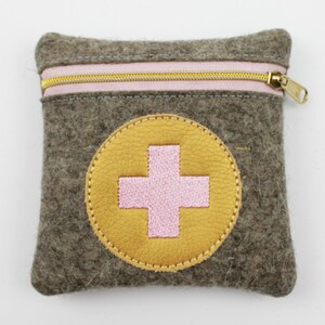 Erste-Hilfe-Täschchen Wollfilz braungrau/rosa 11x11 cm