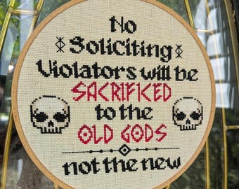 Ningún infractor solicitante será sacrificado a los dioses antiguos, no a los nuevos - Patrón de punto de cruz PDF