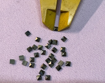 Markasit Natürliches Quadrat Facettierter Flachboden 2x2, 1,9, 1,8, 1,7, 1,6, 1,5, 1,4, 1,3, 1,2 MM Hochwertiger Markasit, verkauft in 12-Stück-Paketen