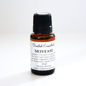 Könnte beinhalten: Eine braune Glasflasche mit schwarzem Verschluss, beschriftet mit "Created Essentials MOVEASE". Die Flasche enthält ätherische Öle und ist mit einer Zutatenliste versehen, darunter Basilikum, Anis-Samen, Zypresse, Majoran, Zitronengras, Pfefferminze, Immortelle, Nelke, Wintergrün, Copaiba und Weihrauch. Die Flasche hat ein Fassungsvermögen von 15 ml und wird in Helena, Montana hergestellt. Die Website-Adresse lautet www.createdessentials.com.