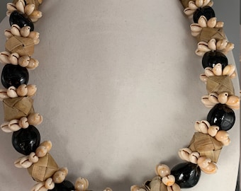 Class of 2026 - Hawaiian Cowrie Shell Lei: Black Kukui Nut & Lauhala Ball