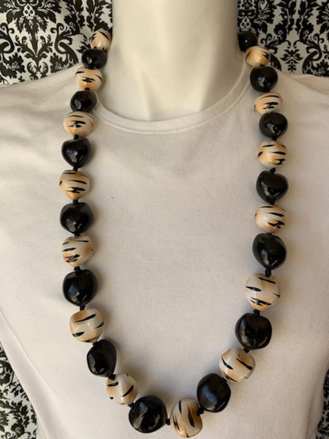 Amazon.com: Chunky Hawaiian Kukui Nut Lei Necklace with Ribbon Bow Closure  Graduation Gift (Black Blue Bead): Clothing, Shoes & Jewelry