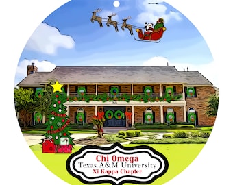 Könnte beinhalten: Runder Weihnachtsschmuck mit einem festlich geschmückten Haus mit Weihnachtsbaum und Santa Claus im Schlitten. Der Schmuck enthält den Text "Chi Omega Texas A&M University Xi Kappa Chapter."