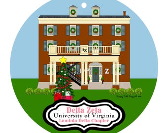Könnte beinhalten: Runder Schmuckanhänger mit einem braunen Gebäude, das mit Kränzen und einem Weihnachtsbaum geschmückt ist. Der Anhänger trägt den Text "Delta Zeta University of Virginia Lambda Delta Chapter" in einem schwarz-weißen Rahmen.