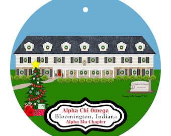 Könnte beinhalten: Runder Weihnachtsschmuck mit einer detaillierten Illustration eines Gebäudes mit Kränzen und Fensterläden. Ein Weihnachtsbaum und Geschenke befinden sich im Vordergrund. Der Text "Alpha Chi Omega Bloomington, Indiana Alpha Mu Chapter" wird angezeigt.