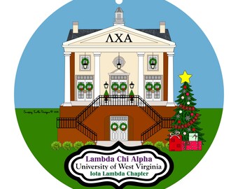 Könnte beinhalten: Runder Weihnachtsschmuck mit einem Gebäude mit den griechischen Buchstaben ΛΧΑ. Das Gebäude hat Kränze an den Türen und Fenstern, einen Weihnachtsbaum und den Text "Lambda Chi Alpha University of West Virginia Iota Lambda Chapter".