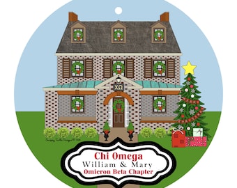 Könnte beinhalten: Runder Weihnachtsschmuck mit einem Backsteinhaus, das für die Feiertage geschmückt ist. Das Haus hat Kränze an den Fenstern und einen Weihnachtsbaum mit Geschenken. Der Schmuck trägt den Text "Chi Omega William & Mary Omicron Beta Chapter".