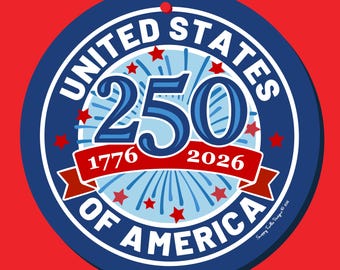 Könnte beinhalten: Ein kreisförmiges Emblem mit einem dunkelblauen Rand und dem weißen Text UNITED STATES OF AMERICA. In der Mitte befinden sich die blaue Zahl 250, ein rotes Banner mit 1776 und 2026, hellblaue Feuerwerksgrafiken und kleine rote Sterne auf weiß.