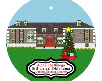 Könnte beinhalten: Runder Weihnachtsschmuck mit einem braunen Gebäude mit Kränzen an den Fenstern und einem Weihnachtsbaum. Der Schmuck trägt den Text "Alpha Chi Omega Stillwater, Oklahoma Gamma Epsilon Chapter."