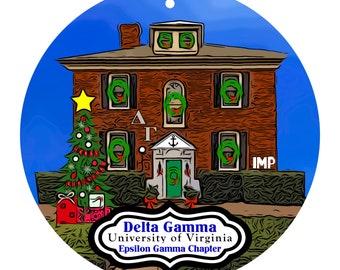 Könnte beinhalten: Ein runder Weihnachtsschmuck mit einem Backsteinhaus, das mit Kränzen und einem Weihnachtsbaum geschmückt ist. Der Schmuck enthält den Text "Delta Gamma University of Virginia Epsilon Gamma Chapter."