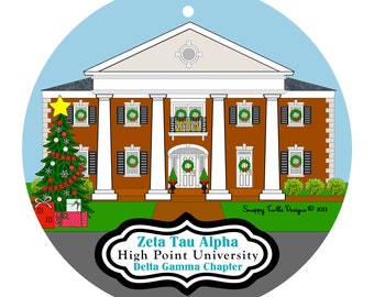 Könnte beinhalten: Ein runder Weihnachtsschmuck mit einem braunen Gebäude mit weißen Säulen und einem Weihnachtsbaum. Das Gebäude hat Kränze an den Fenstern und den Text "Zeta Tau Alpha High Point University Delta Gamma Chapter".
