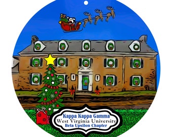 Könnte beinhalten: Runder Weihnachtsschmuck mit einem Gebäude mit Kränzen an den Fenstern und einem Weihnachtsbaum. Der Weihnachtsmann in seinem Schlitten fliegt am blauen Himmel über dem Gebäude. Der Schmuck trägt den Text "Kappa Kappa Gamma West Virginia University Beta Upsilon Chapter."