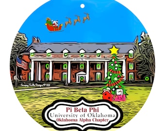 Könnte beinhalten: Runder Weihnachtsschmuck mit einem Gebäude, einem Weihnachtsbaum und dem Schlitten des Weihnachtsmanns. Der Schmuck trägt den Text "Pi Beta Phi, University of Oklahoma, Oklahoma Alpha Chapter."