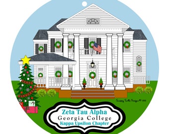 Könnte beinhalten: Runder Weihnachtsschmuck mit einem weißen Haus mit Säulen, Kränzen und einer amerikanischen Flagge. Ein Weihnachtsbaum und Geschenke befinden sich auf der linken Seite. Der Text lautet "Zeta Tau Alpha Georgia College Kappa Upsilon Chapter."