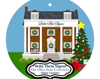 Könnte beinhalten: Ein runder Weihnachtsschmuck mit einem braunen Haus mit weißen Säulen und dem Text "Delta Theta Sigma". Ein dekorierter Weihnachtsbaum mit einem Stern und den Worten "Merry Christmas" befindet sich neben dem Haus. Der Schmuck enthält auch den Text "The Ohio State University Alpha Chapter."