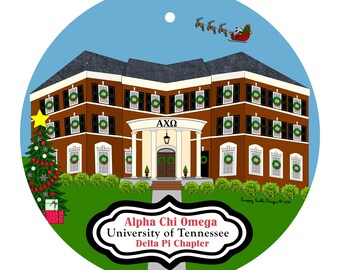 Könnte beinhalten: Runder Weihnachtsschmuck mit einem braunen Gebäude mit Kränzen an den Fenstern und einem Weihnachtsbaum. Der Schmuck trägt den Text "Alpha Chi Omega University of Tennessee Delta Pi Chapter" und den Weihnachtsmann in einem Schlitten.