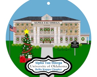 Könnte beinhalten: Runder Weihnachtsschmuck mit einer detaillierten Illustration eines Universitätsgebäudes. Der Text lautet "ALPHA TAU OMEGA" und "University of Oklahoma Delta Kappa Chapter". Ein Weihnachtsbaum und eine amerikanische Flagge sind ebenfalls abgebildet.