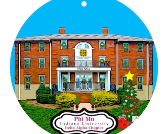 Könnte beinhalten: Runder Weihnachtsschmuck mit einem Backsteingebäude und dem Text "Phi Mu Indiana University Delta Alpha Chapter". Auf der rechten Seite befinden sich ein Weihnachtsbaum mit gelbem Stern und Geschenken. Der Hintergrund ist ein blauer Himmel.